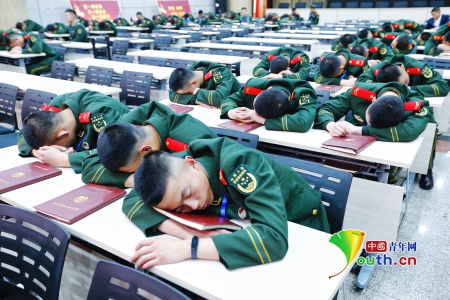 [央视新闻]春运首日，武警官兵进驻北京西站为春运保驾护航