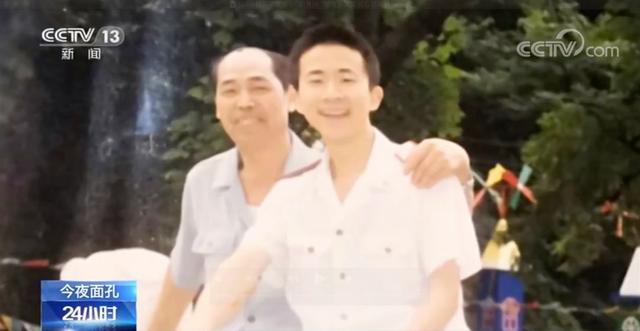 #上观新闻#列车长还能“带货”？这趟火车上挂着价目表