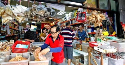 中国侨网■吉隆坡茨厂街年货市场生意冷清 民众减量购买年货