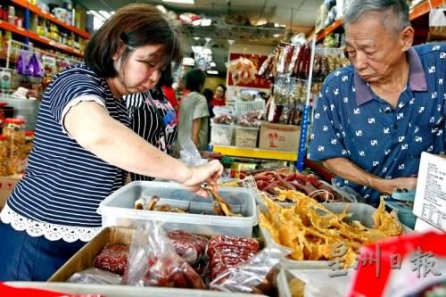 中国侨网■吉隆坡茨厂街年货市场生意冷清 民众减量购买年货