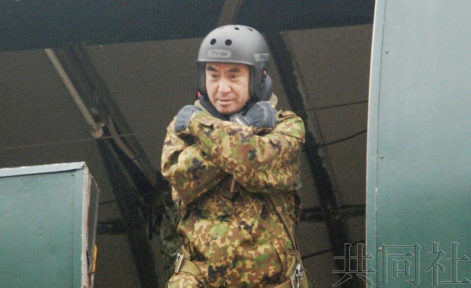 环球网■河野太郎他跳下去了！原来他在参加新年跳伞训练