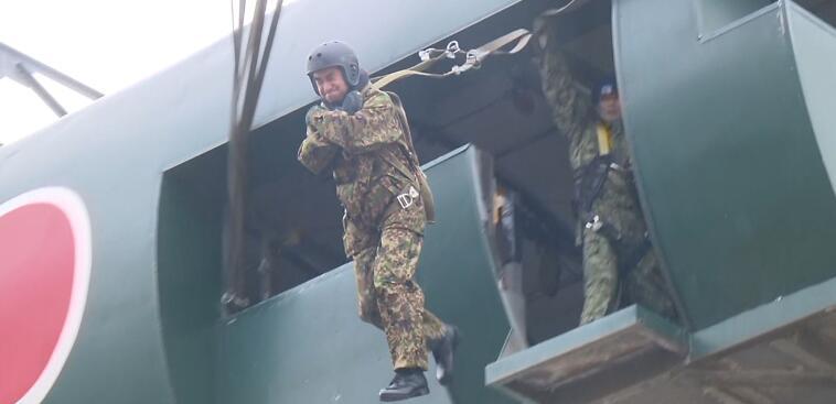 环球网■河野太郎他跳下去了！原来他在参加新年跳伞训练