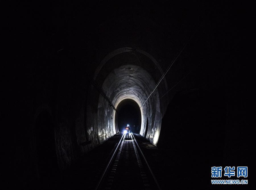 新华网@寒夜中的铁路通信工