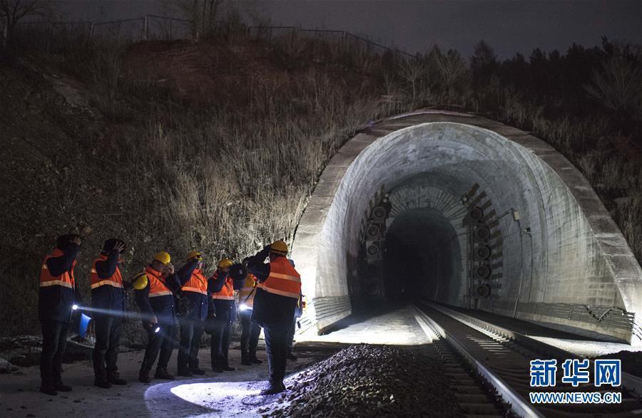 新华网@寒夜中的铁路通信工