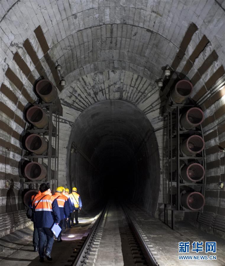 新华网@寒夜中的铁路通信工