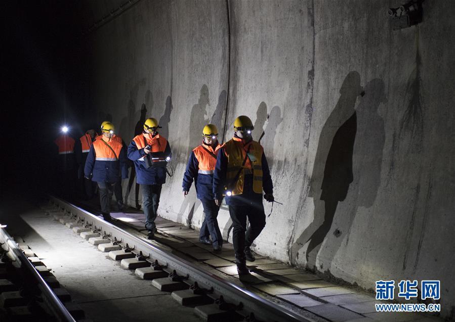 新华网@寒夜中的铁路通信工