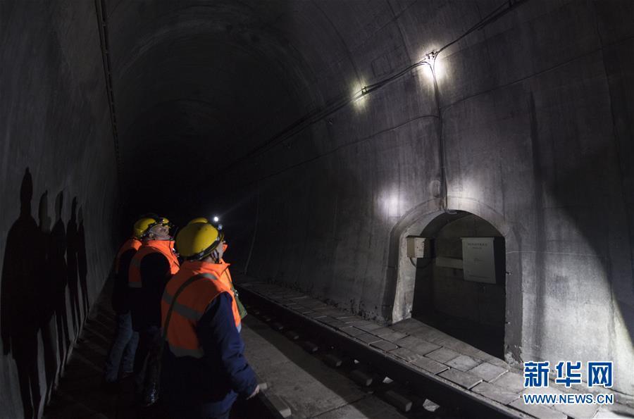 新华网@寒夜中的铁路通信工