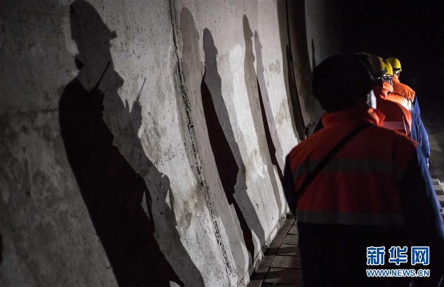 新华网@寒夜中的铁路通信工