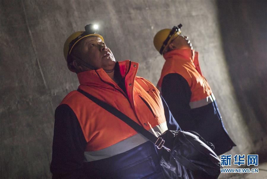 新华网@寒夜中的铁路通信工