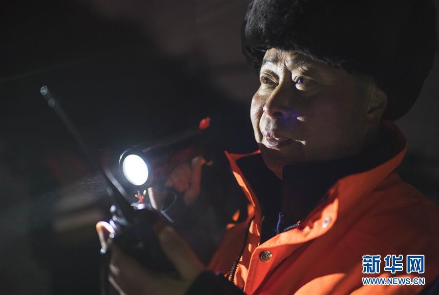 新华网@寒夜中的铁路通信工