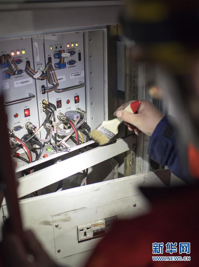 新华网@寒夜中的铁路通信工