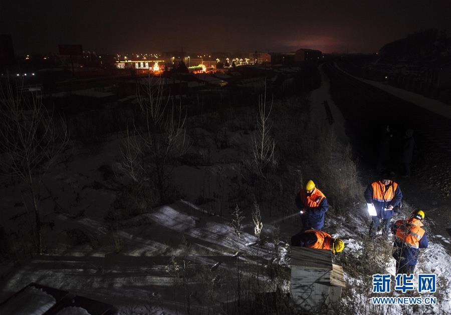 新华网@寒夜中的铁路通信工