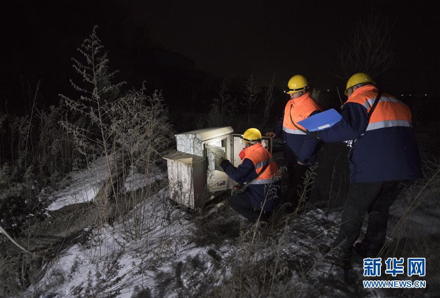 新华网@寒夜中的铁路通信工