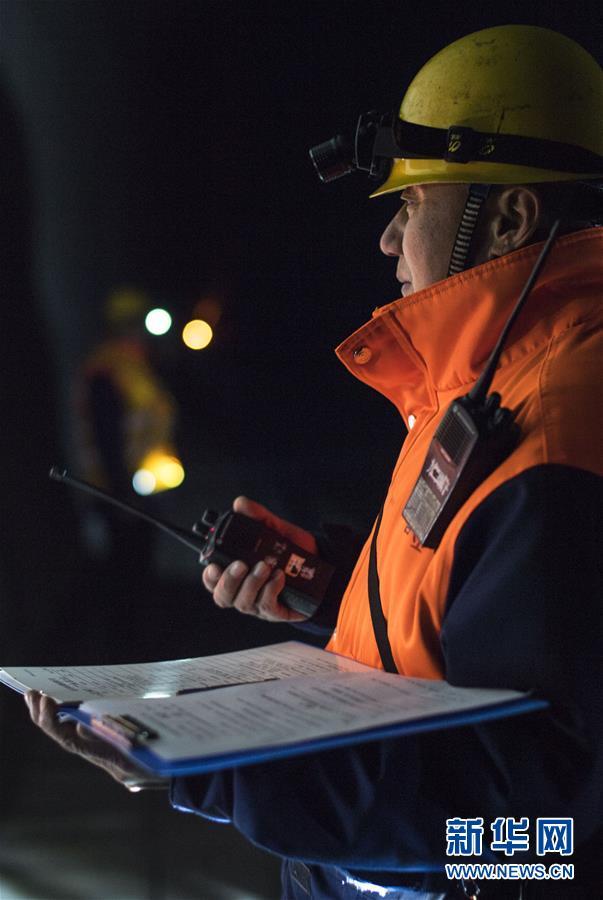 新华网@寒夜中的铁路通信工