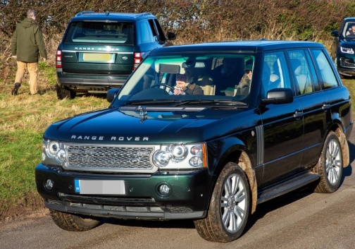 「海外网」因哈里夫妇“闹独立”心神不宁？英国女王驾车没系安全带