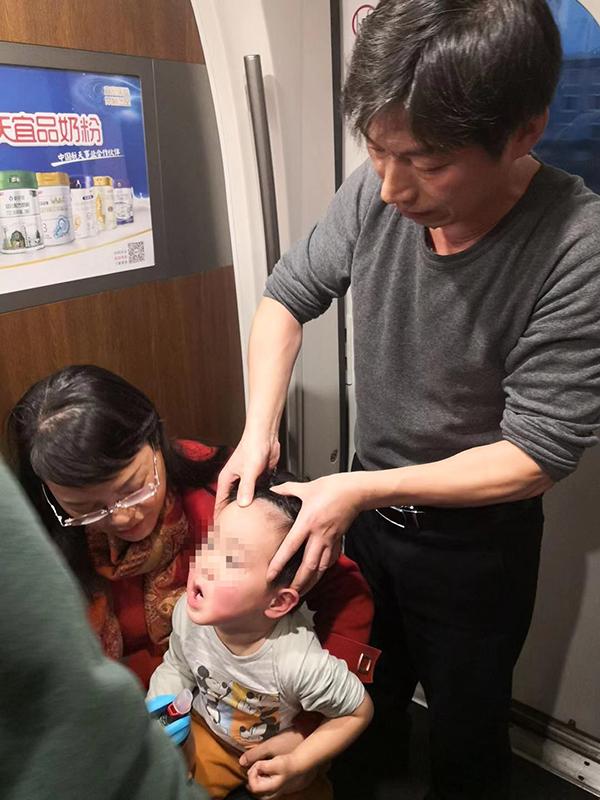 澎湃新闻：暖闻｜高铁上突发抽搐，两岁男童获两医生施救后转危为安