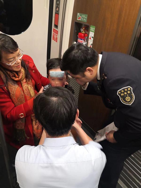 澎湃新闻：暖闻｜高铁上突发抽搐，两岁男童获两医生施救后转危为安