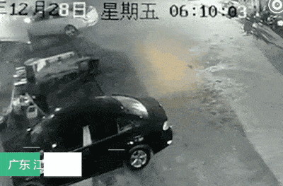 「中国之声」家长注意！快过年了，千万别让孩子在井盖附近放鞭炮→