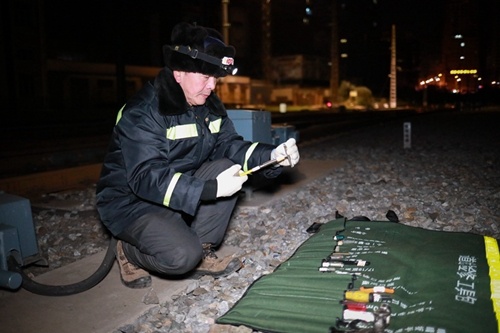 [经济日报-中国经济网]揭秘铁路信号工的“出诊”神器