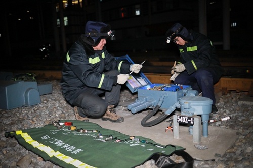 [经济日报-中国经济网]揭秘铁路信号工的“出诊”神器