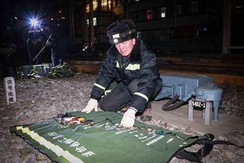 [经济日报-中国经济网]揭秘铁路信号工的“出诊”神器