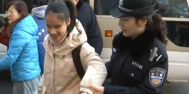 [央视网]温暖回家路！盲校学生放假 铁路部门接力护送