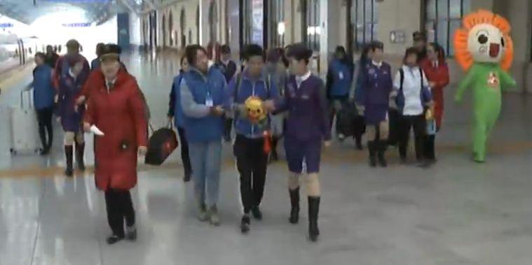 [央视网]温暖回家路！盲校学生放假 铁路部门接力护送