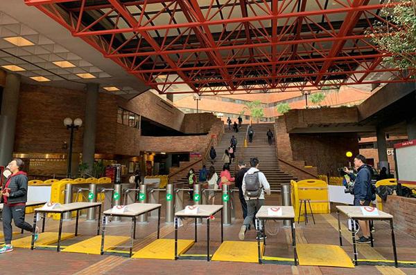 澎湃新闻■香港理工大学今日开学：校方在出入口装闸机，持证件方可进入