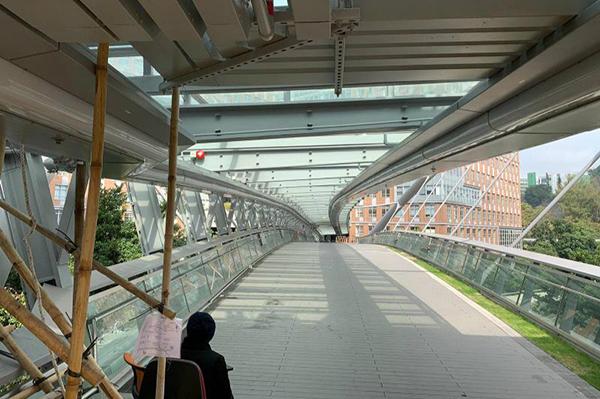 澎湃新闻■香港理工大学今日开学：校方在出入口装闸机，持证件方可进入