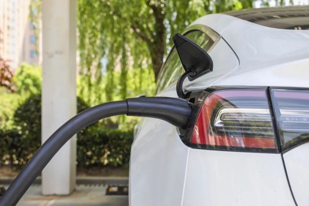 每日经济新闻：首批新能源汽车“退役潮”来了！ 车主哭诉：10万元买的车现在就值3万
