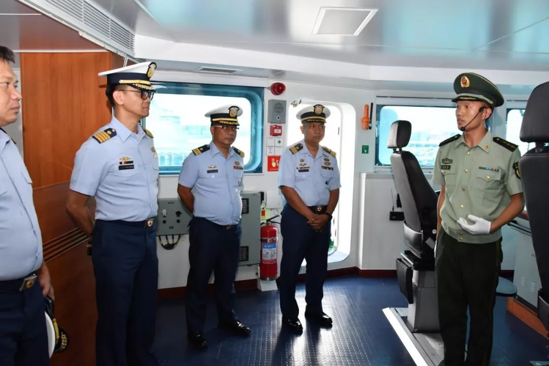法制日报■中国海警舰艇首次访问菲律宾