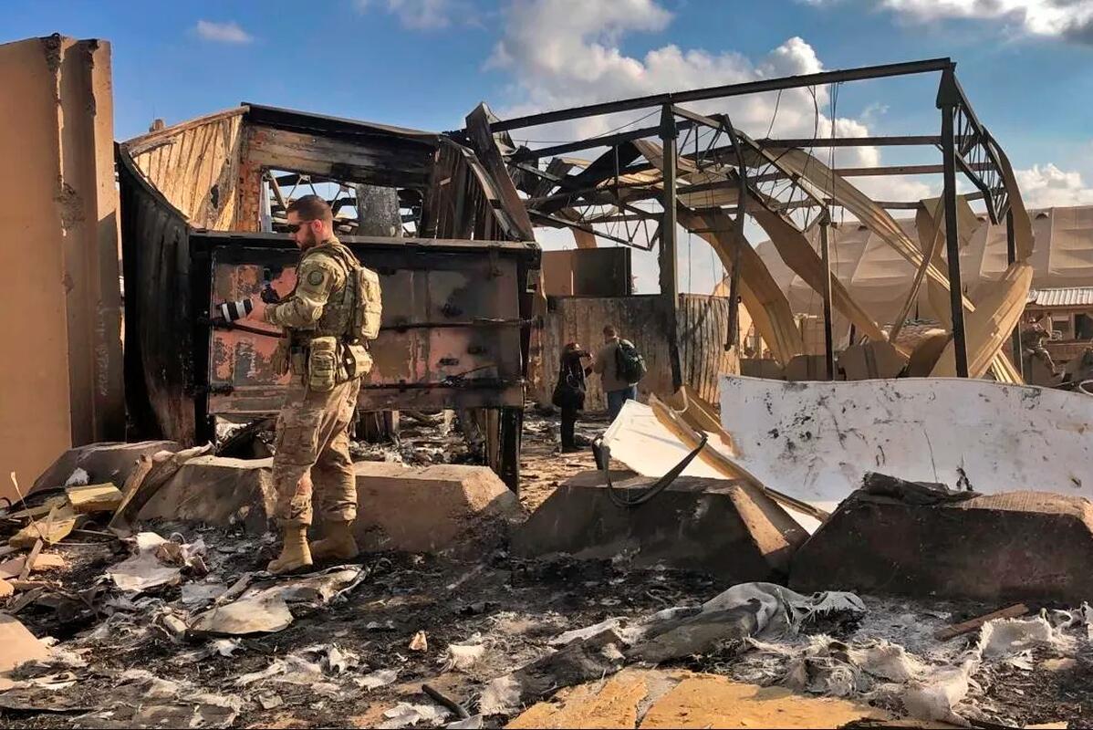 伊朗导弹袭击后美军重返基地在残骸堆里有说有笑