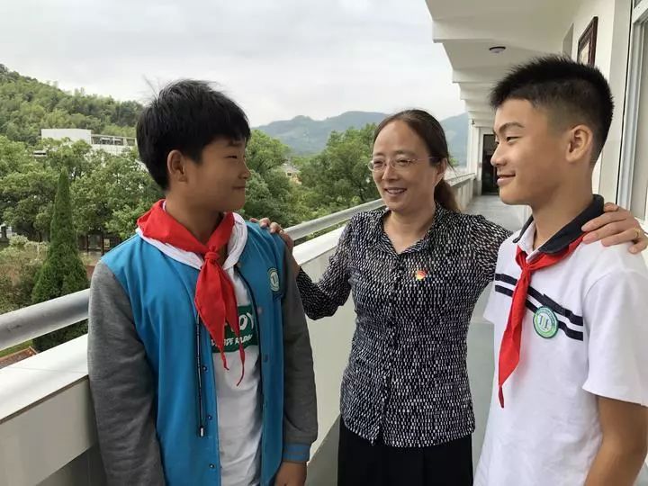 英语专业毕业的陈雪霞,先是在老家岱山县衢山岛上的衢山中学教书.