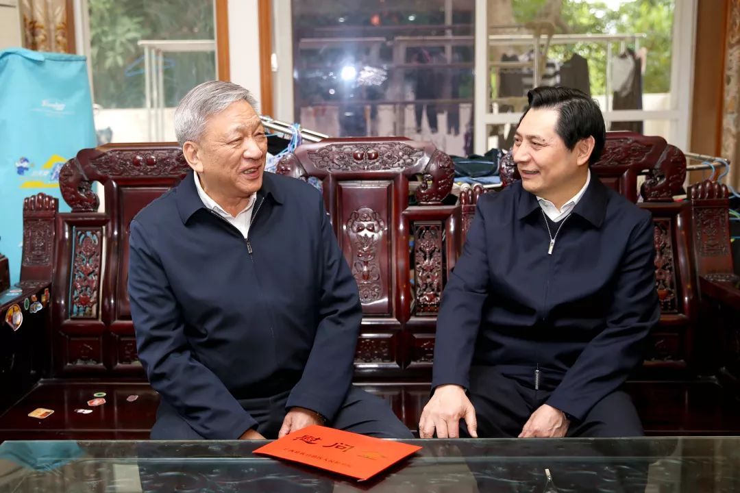 书记,检察长崔智友先后看望慰问了自治区检察院原检察长丘栋霖,韦家能