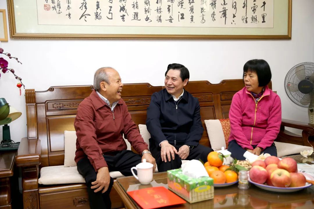 书记,检察长崔智友先后看望慰问了自治区检察院原检察长丘栋霖,韦家能