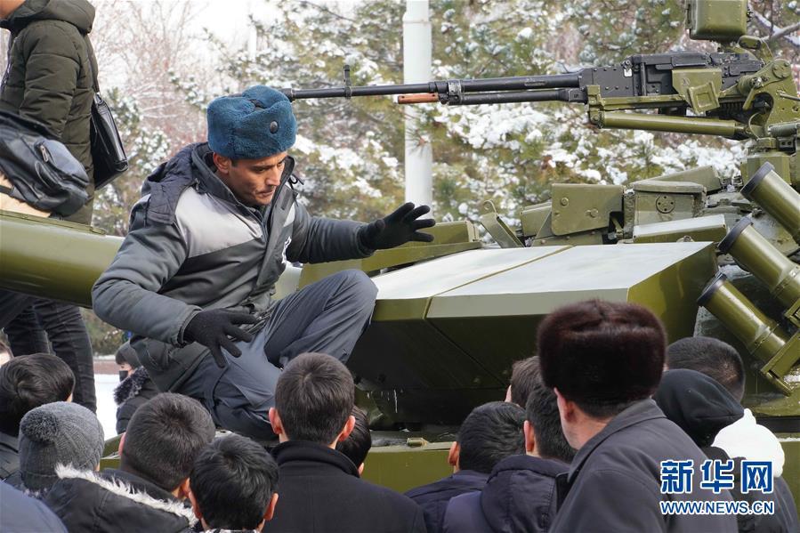 「新华网」乌兹别克斯坦纪念“祖国保卫者日”
