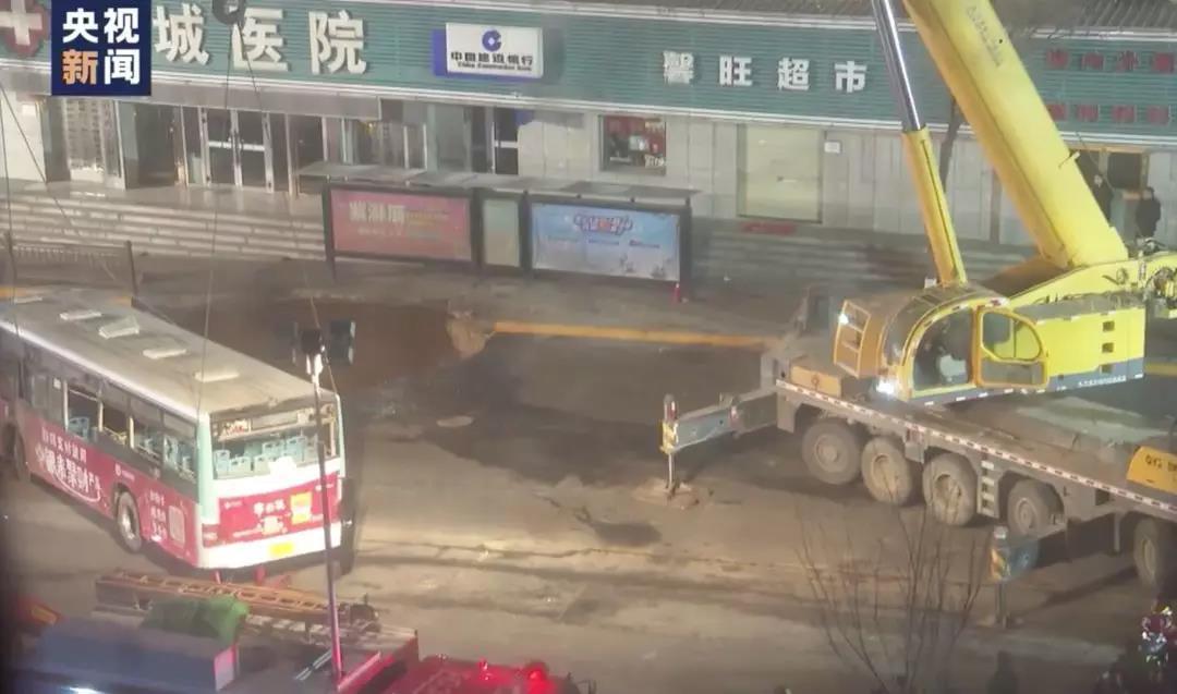 「央视新闻客户端」西宁路面塌陷，他在爆炸中负伤救出3人！他的身份竟然是……