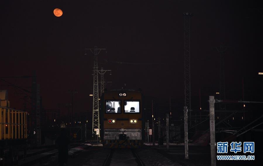 #新华网#铁路接触网的“外科医生”