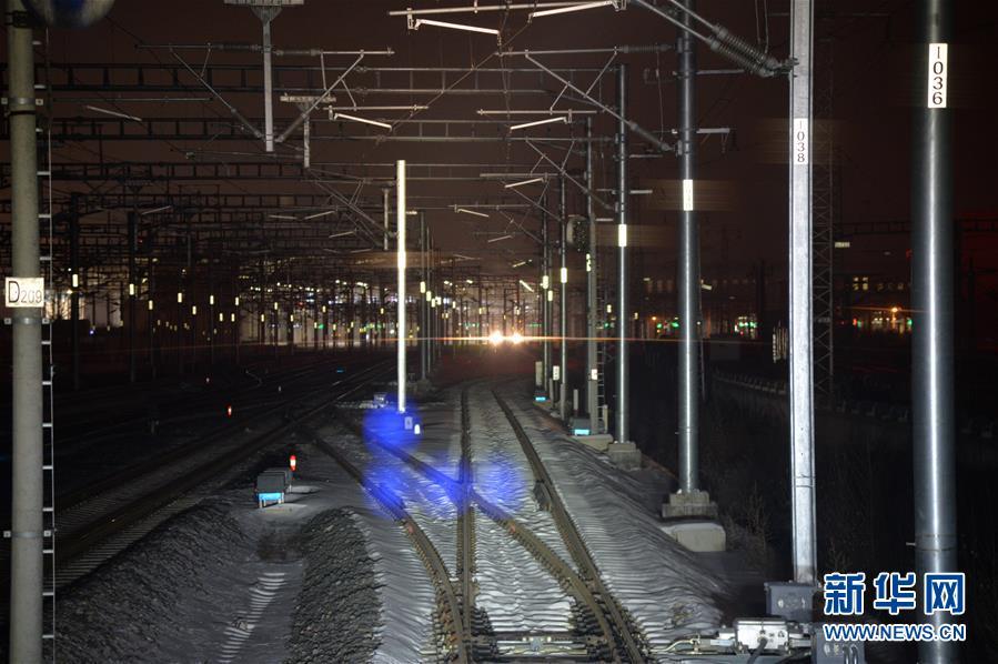 #新华网#铁路接触网的“外科医生”