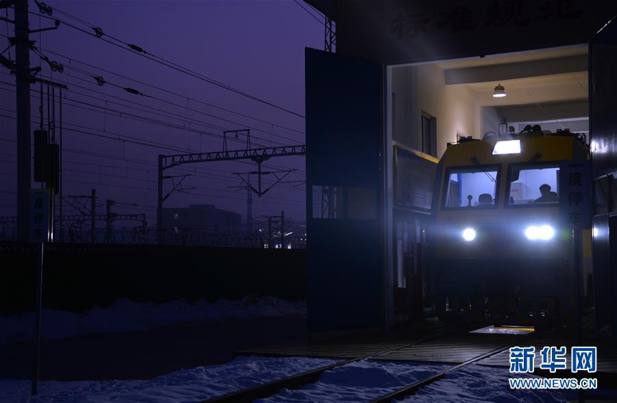 #新华网#铁路接触网的“外科医生”