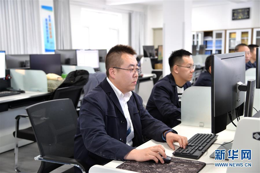 #新华网#铁路接触网的“外科医生”