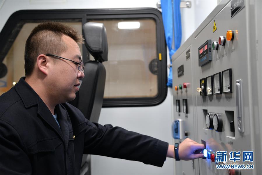 #新华网#铁路接触网的“外科医生”