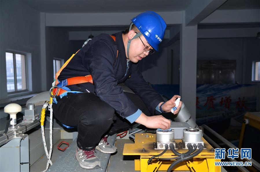 #新华网#铁路接触网的“外科医生”