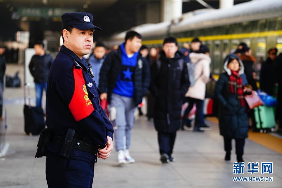 #新华网#乘警陈大伟的平凡守护