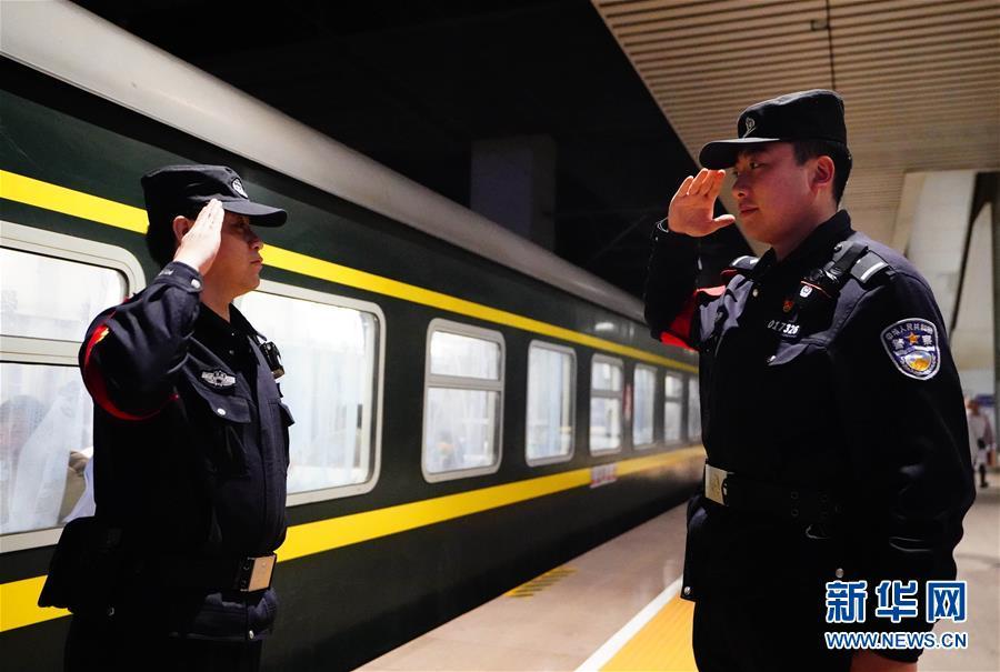 #新华网#乘警陈大伟的平凡守护