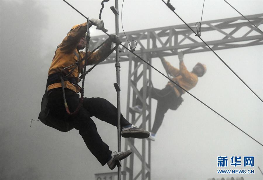 新华网：穿行在高山云雾间