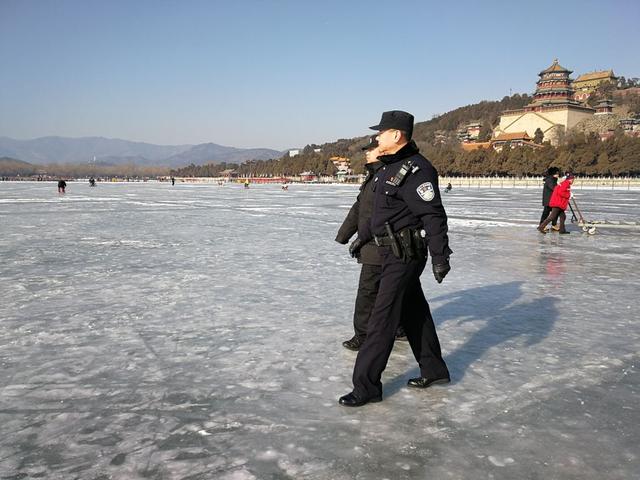 #北京日报客户端#丢手机丢孩子……多部门巡检冰雪场，警方提示勿忘安全