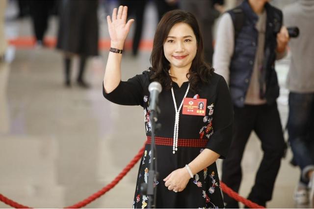 省政协委员,新世界中国地产有限公司董事兼总裁黄少媚.