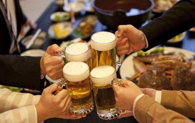 【文汇报】全世界每年有180万人因喝酒而亡！佳节将临，关于喝酒的十大传言，举杯前不妨了解下