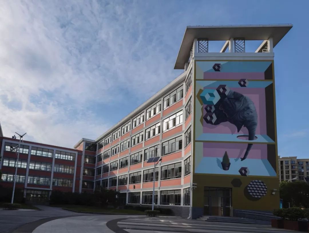 2009年学校迁新址,目前两个校区分别毗邻张江和外高桥,为24和30个班级